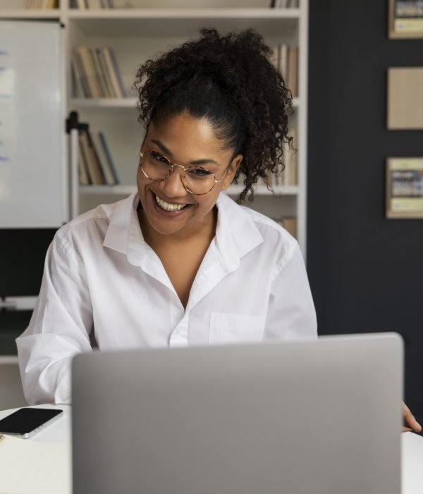 medium-shot-smiley-woman-with-laptop